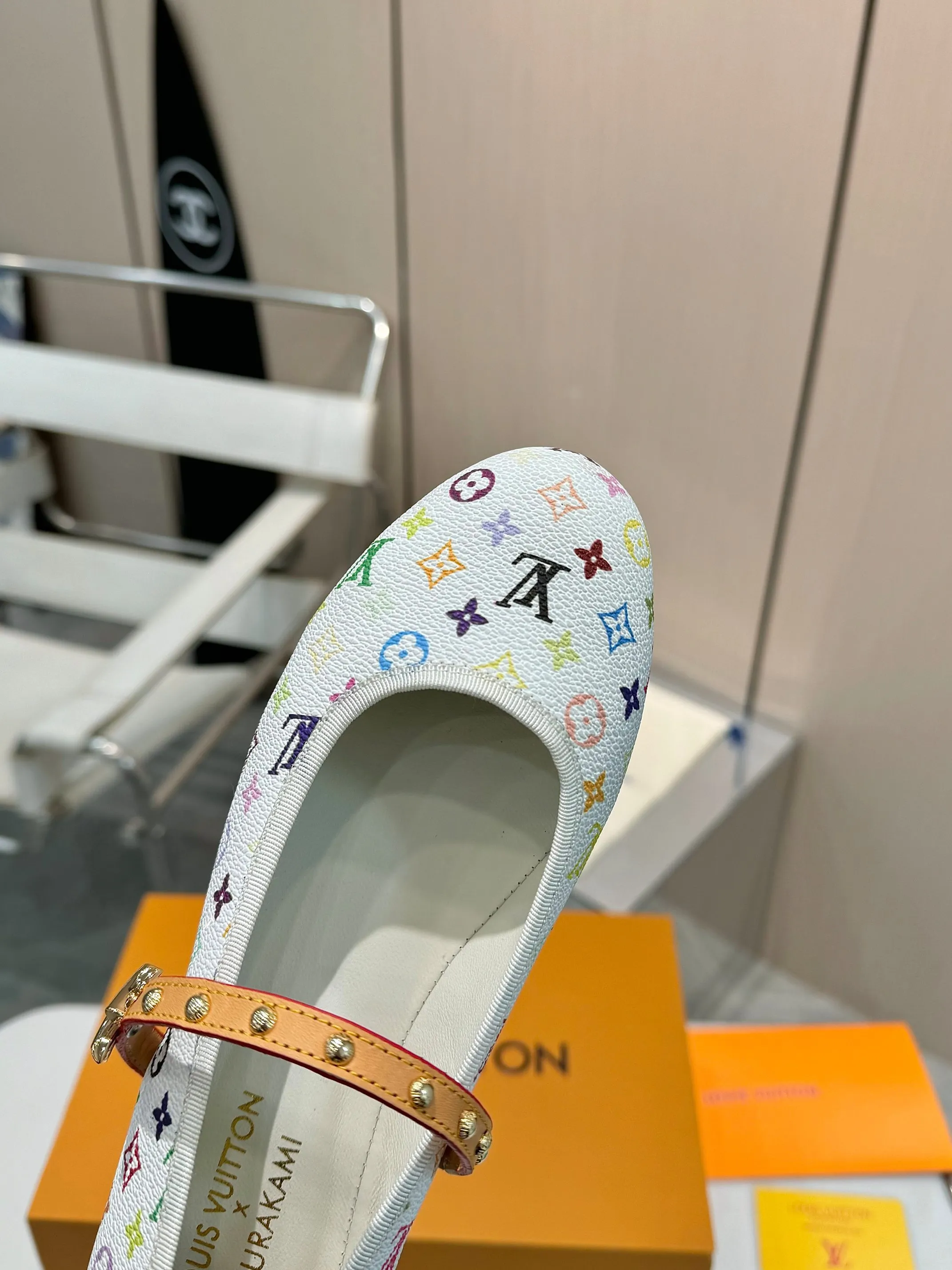 👟👟Ex-factory price 520👟👟 Women's Shoes Women's Clothing LV Louis Vuitton, a new luxury experience ✨Today I recommend a Louis Vuitton beauty to everyone!  It uses high-grade genuine leather soles and feels comfortable on your feet, making every step feel like you are walking on the clouds.  High-end lasting technology, the foot feels incomparable!  💙The perfect combination of brand printed leather and brand hardware buckles creates a unique fashion sparkle, highlighting nobility and luxury!  Classic design, exquisite craftsmanship, and quality in every detail.  Whether it's the casual style of matching or the elegant style of a skirt, it can be easily controlled.  Wear this pair of Louis Vuitton and become the fashion focus of the street, showing off your elegant taste! 💃 Fabric: Brand printed fabric Lining: Breathable sheepskin Sole: Italian leather sole Size: 35-42 (34/40/41/42 customized)